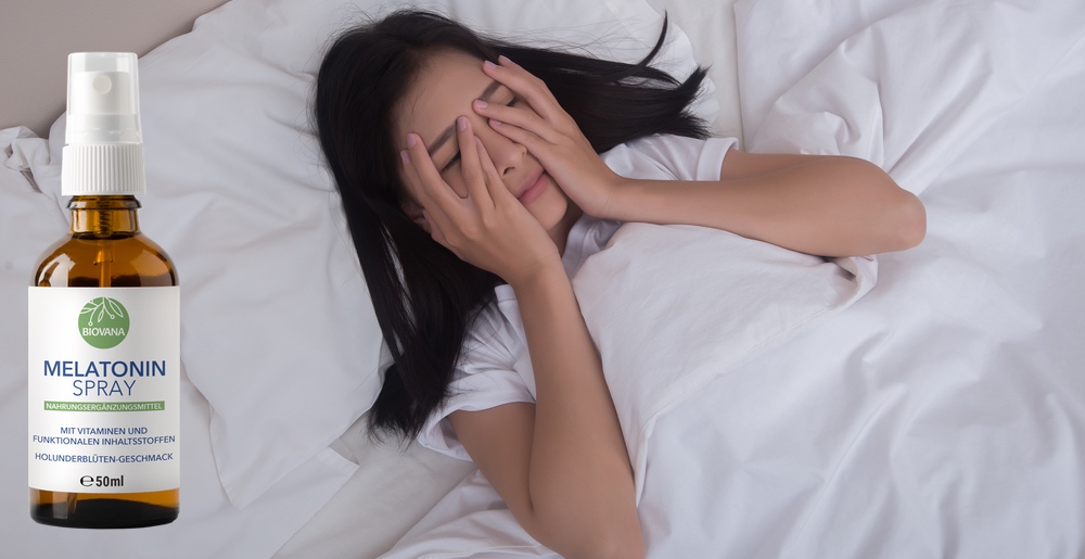 Was ist Biovana Melatonin Spray - Frau mit Schlaflosigkeit liegt schlaflos im Bett