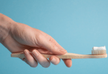 Holzzahnbürste, Rasierhobel & Co.: Nachhaltige Alternativen im Badezimmer